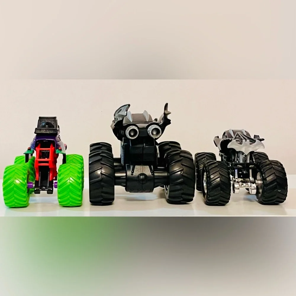 BATMAN & JOKER Monster Truck Lot (3)